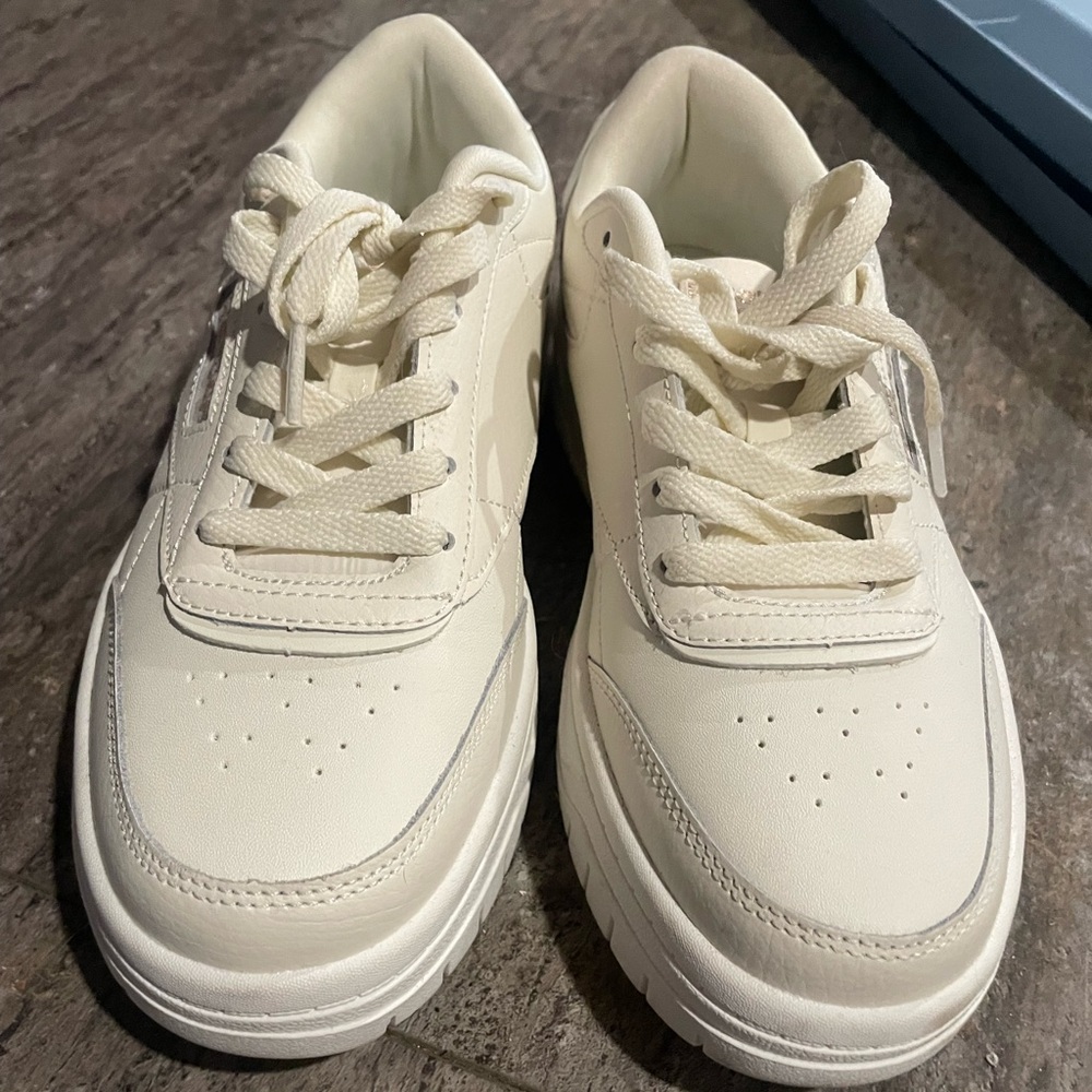 White Reebok tennis shoes